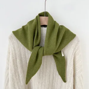 Groene gebreide driekhoekige sjaal detail, wolmenging warme winter schouderdoek.