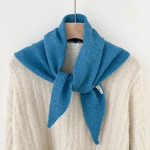 Blauwe gebreide driehoekige sjaal wolmix gezellig winter warme stijlvolle accessoire.