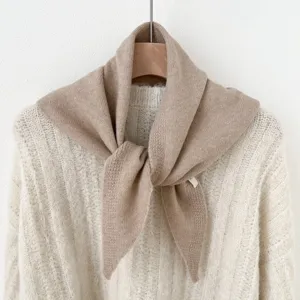 Gebreide driehoekige sjaal detail met fijne textuur, elegante val en gezellige stijl voor de winter.