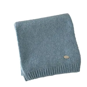 Accogliente sciarpa in maglia azzurra da donna, spessa e calda sciarpa invernale.