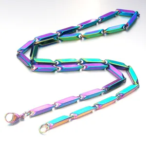 Detalle de collar de cadena de acero de titanio arco iris, eslabones geométricos.
