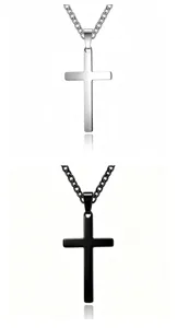 Collana con croce in acciaio inox, gioiello unisex minimalista per un look quotidiano.