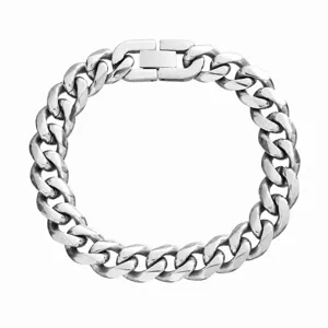 Nahaufnahme Detail des massiven Edelstahl Kubanerkette Armbands mit Hochglanzpolitur.