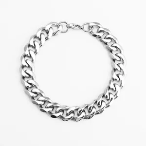 Nahaufnahme des 10.5mm Edelstahl Kubanische Kette Armbandes, polierte Silberoberfläche.