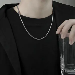Collar hombre cadena plana serpiente detalle, accesorio elegante de acero para uso diario.
