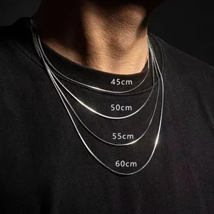 Vista detallada del collar de cadena de serpiente plana de acero de titanio para hombres.