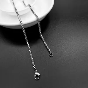 Roestvrijstalen vierkante kralenketting detail, duurzame titanium stalen mode sieraden.