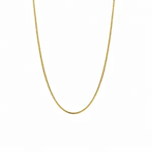 Vue détaillée de la chaîne serpent ronde dorée, collier en acier titane de 2 mm pour femmes.