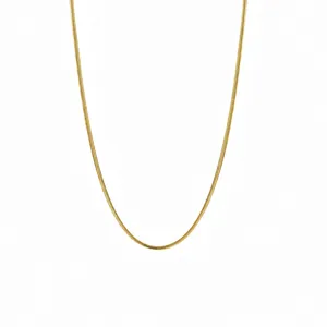 Vue détaillée de l'élégante chaîne serpent carrée dorée de 2 mm, bijou en acier titane minimaliste.