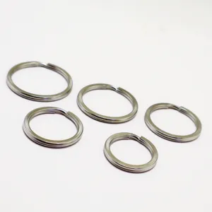 Vista dettagliata di anelli portachiavi in acciaio inossidabile di varie dimensioni per accessori.