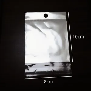 Nahaufnahme Detail eines silbernen Folien-Schmuckverpackungsbeutels mit Aufhängeloch.