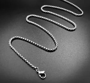 Roestvrij staal vierkante kraal ketting detailweergave, heren metaal sieraden accessoire.