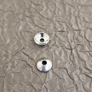 Vue detaille de calotte perle en acier inoxydable avec diametres exterieur et du trou.