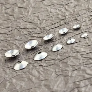 Vue détaillée des calottes de perles en acier inoxydable, espaceurs métalliques pour bijoux DIY.
