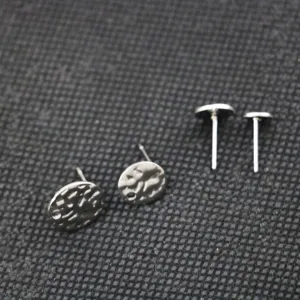 Clous d'oreilles ronds martelés en acier inoxydable accessoires de fabrication de bijoux DIY.