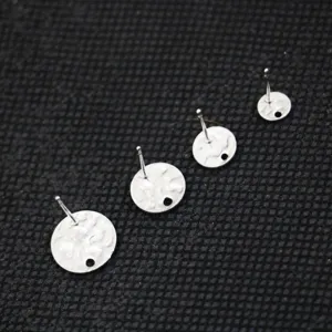 Composant de clou d'oreille rond martelé en acier inoxydable avec boucle, gros plan DIY.