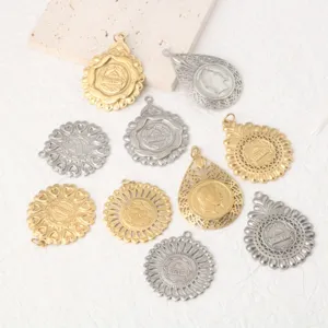 Ansicht von Vintage Edelstahl hohlen Anhängern mit detaillierten Münz- und Blumenmotiven.