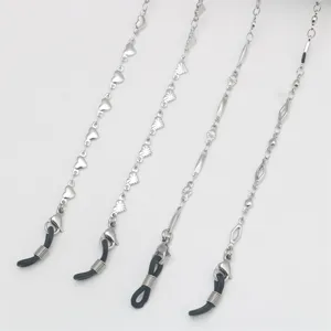 Nahaufnahme von vier stilvollen Edelstahldesignketten mit sicheren Silikonringen im Detail.