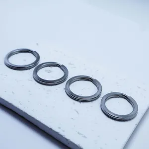 Primer plano detallado de llaveros planos de acero inoxidable, accesorios de bricolaje.