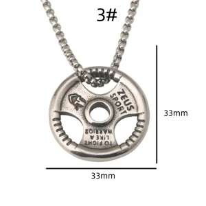 Gedetailleerd overzicht halterschijf hanger ketting van roestvrij staal, fitness sieraden.