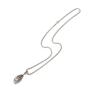 Gedetailleerd overzicht van vintage roestvrij staal bidhand hanger ketting voor hippe hiphopstijl.