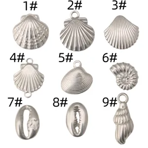 Vista detallada dijes concha de acero inoxidable, varios diseños marinos para joyería DIY.
