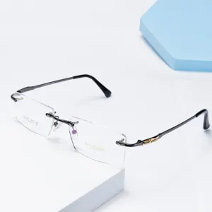 Monture de lunettes homme sans cadre en titane pur avec verres taille diamant détail.