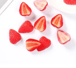 Detailansicht von PVC Simulations Erdbeeren Modellen, künstlichen Frucht Zubehör Kuchen.