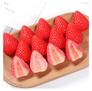 Detaillierte Nahaufnahme von PVC künstlichen Erdbeeren Modell, Dekoration für Kuchen.