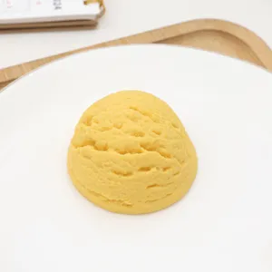 Gedetailleerd overzicht van een geel kunstmatig bolletje ijsmodel van 6,5 cm, fotorekwisiet.