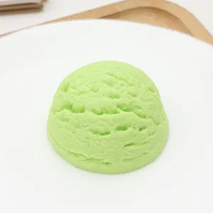 Gedetailleerde opname van groot groen imitatie ijsbolmodel, ideaal als foto rekwisiet.