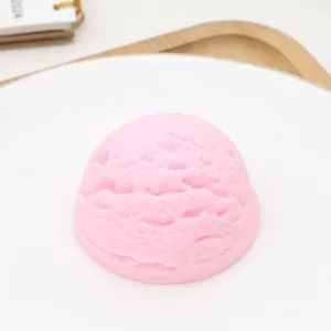 Detailopname van een roze nep ijsbolmodel, ideal als fotografierekwisiet voor opnamen.