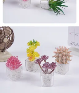 Pianta grassa artificiale in vaso piccolo, finta pianta di plastica per decorazione ufficio.