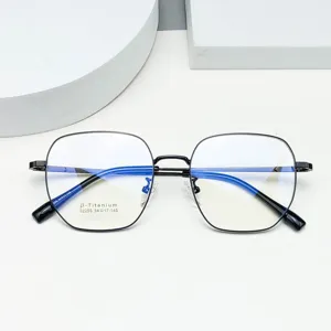 Vista detallada de una gran montura de gafas de titanio poligonal con borde negro fino.