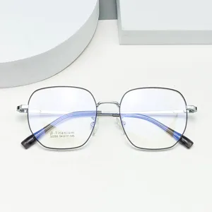 Montura de gafas poligonales de beta titanio, lente transparente anti luz azul detalle.
