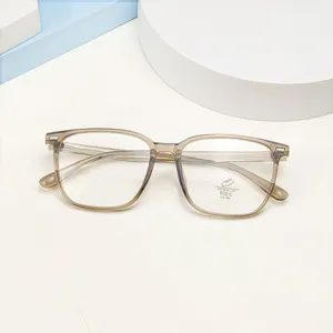 Vue détaillée de lunettes carrées TR90 anti-lumière bleue, monture transparente élégante.