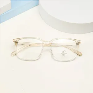 Gros plan de lunettes optiques anti-lumière bleue à grande monture transparente.