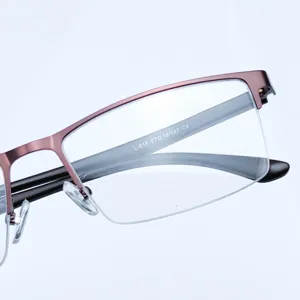 Montatura per occhiali da vista semirimless in metallo da uomo con lenti quadrate grandi.