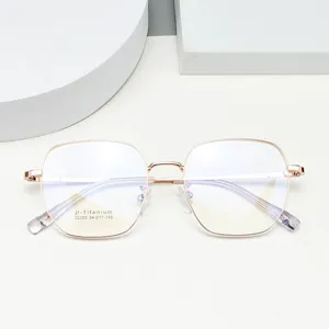 Primer plano de la montura de gafas ópticas de metal multilateral en oro rosa con titanio.