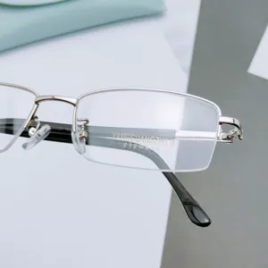 Montatura per occhiali da vista rettangolare semi-rimless argentata da uomo con aste nere.