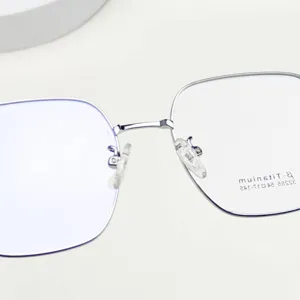 Montura de gafas opticas poligonal de titanio, gran marco de metal para vision clara.