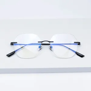 Gros plan détaillé de lunettes polygonale sans monture avec branches noires et verres clairs.