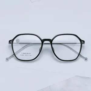 Montura de gafas óptica ligera poligonal de titanio puro clásica para uso diario.