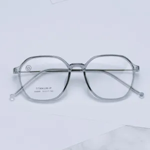 Primer plano detallado de una montura de gafas óptica de titanio poligonal moderna.