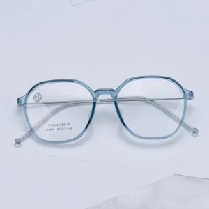 Primer plano detallado de la montura de gafas azul transparente poligonal con patillas metálicas.