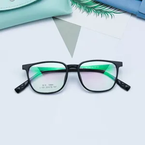 Montatura per occhiali da vista TR90 nera classica per uomo e donna, leggera e comoda.