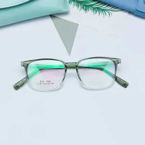 Dettaglio in primo piano della montatura per occhiali TR90 verde trasparente, leggera e chic.