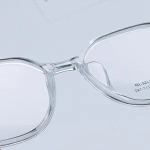 Gafas con montura transparente clara primer plano mostrando puente nasal y detalles.