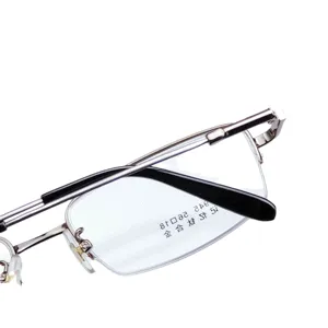 Grande montatura per occhiali da uomo in metallo, design quadrato elegante per prescrizione.