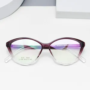 Lunettes anti-lumière bleue œil-de-chat tendance avec monture TR90 dégradée pour un look streetwear.